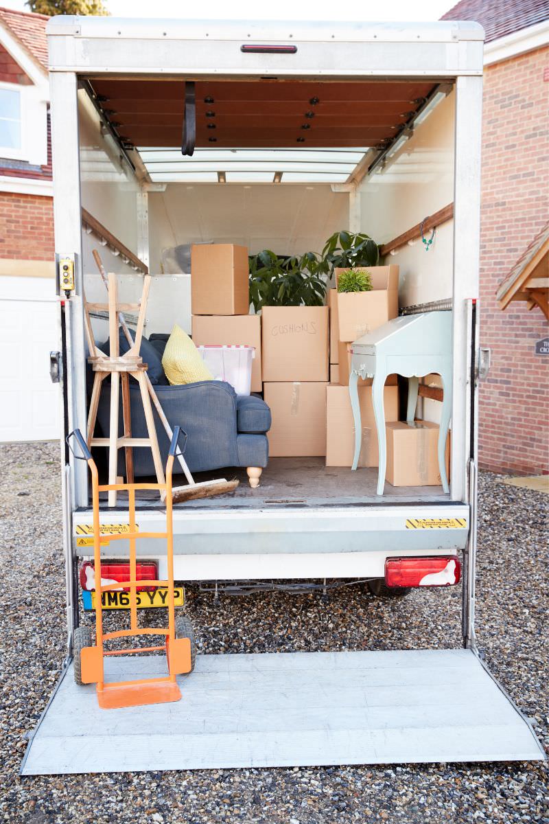 Umzugsunternehmen Zwickau Umzugsunternehmen Zwickau: Geöffneter Umzugs-LKW mit Kartons und Möbeln