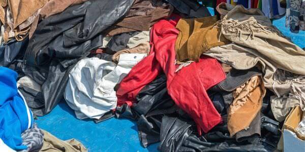 Entrümpelung in Zwickau: Berg aus Kleidung und Stoffen