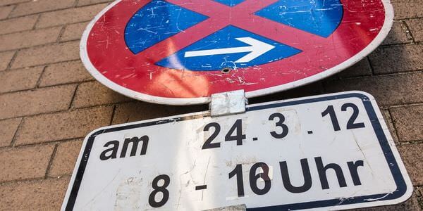 Mobiles Halteverbotsschild mit Zusatzschild für Datum und Uhrzeit – Halteverbotszone Zwickau