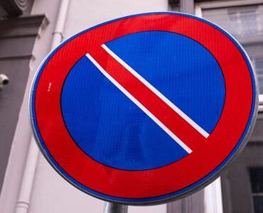 Halteverbotsschild an einer Hauswand – Halteverbotszone Zwickau