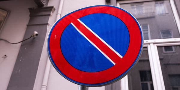 Halteverbotszone Zwickau: Halteverbotsschild an einer Hauswand