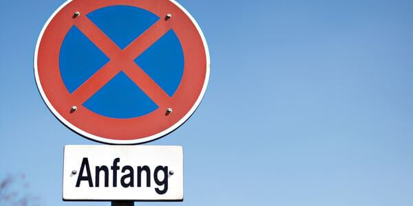 Halteverbotsschild mit Zusatzschild „Anfang“ – Halteverbotszone in Zwickau