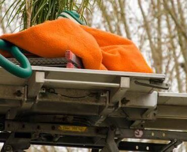 Möbellift transportiert ein Bündel Bettzeug nach oben – Möbellift in Zwickau