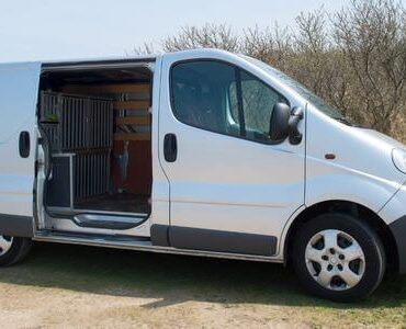 Weißer Transporter mit geöffneter Schiebetür – Transporter mieten in Zwickau